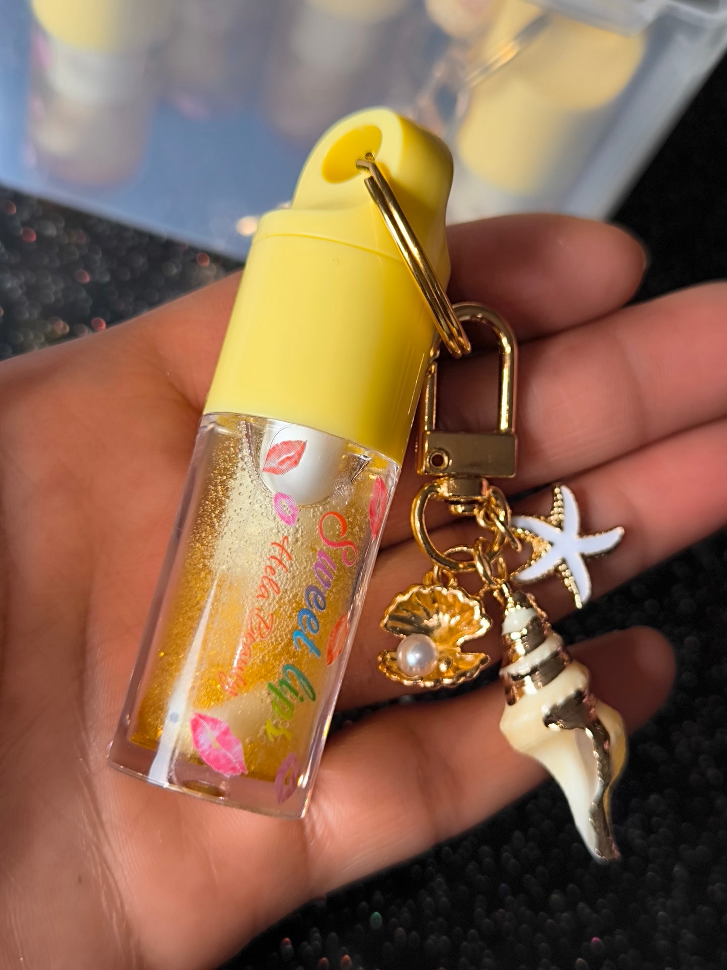 PORTE CLÉ HUILE À LÈVRES SCINTILLANTE GOLD COQUILLAGE