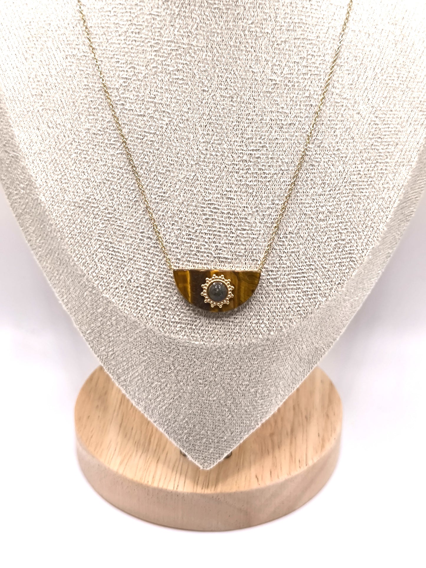 COLLIER NORA