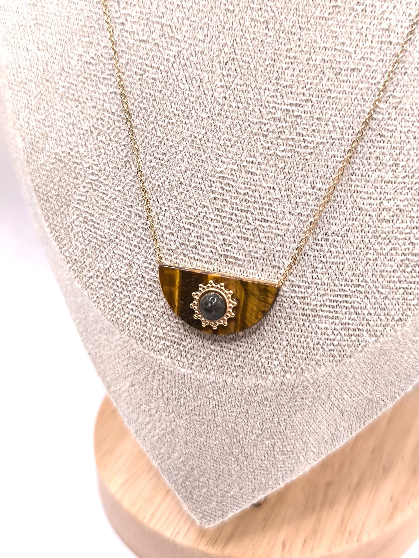 COLLIER NORA