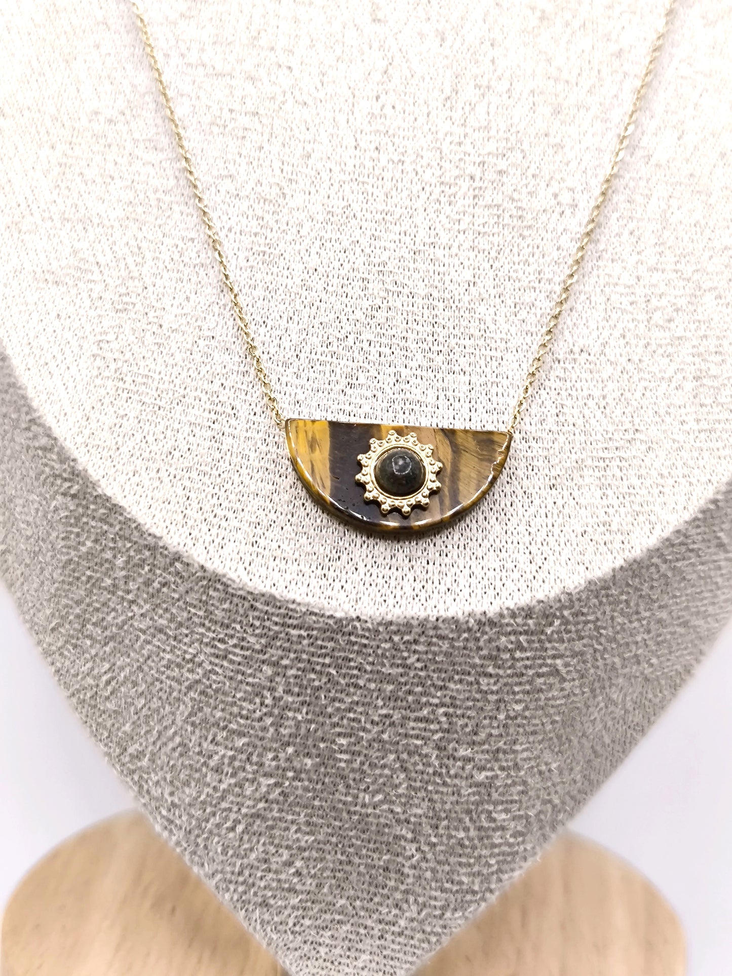 COLLIER NORA