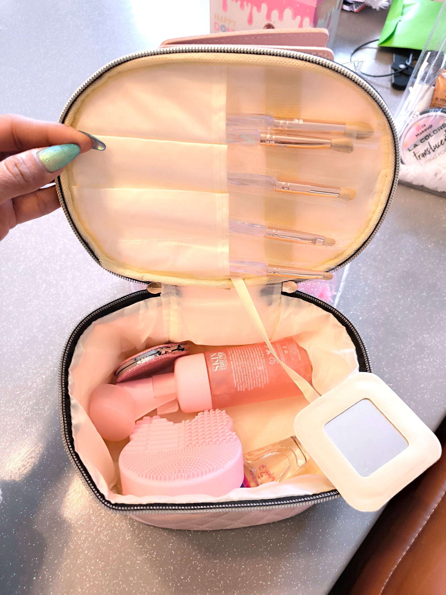 TROUSSE DE MAQUILLAGE OU SOINS MULTICHROMES AVEC MIROIR